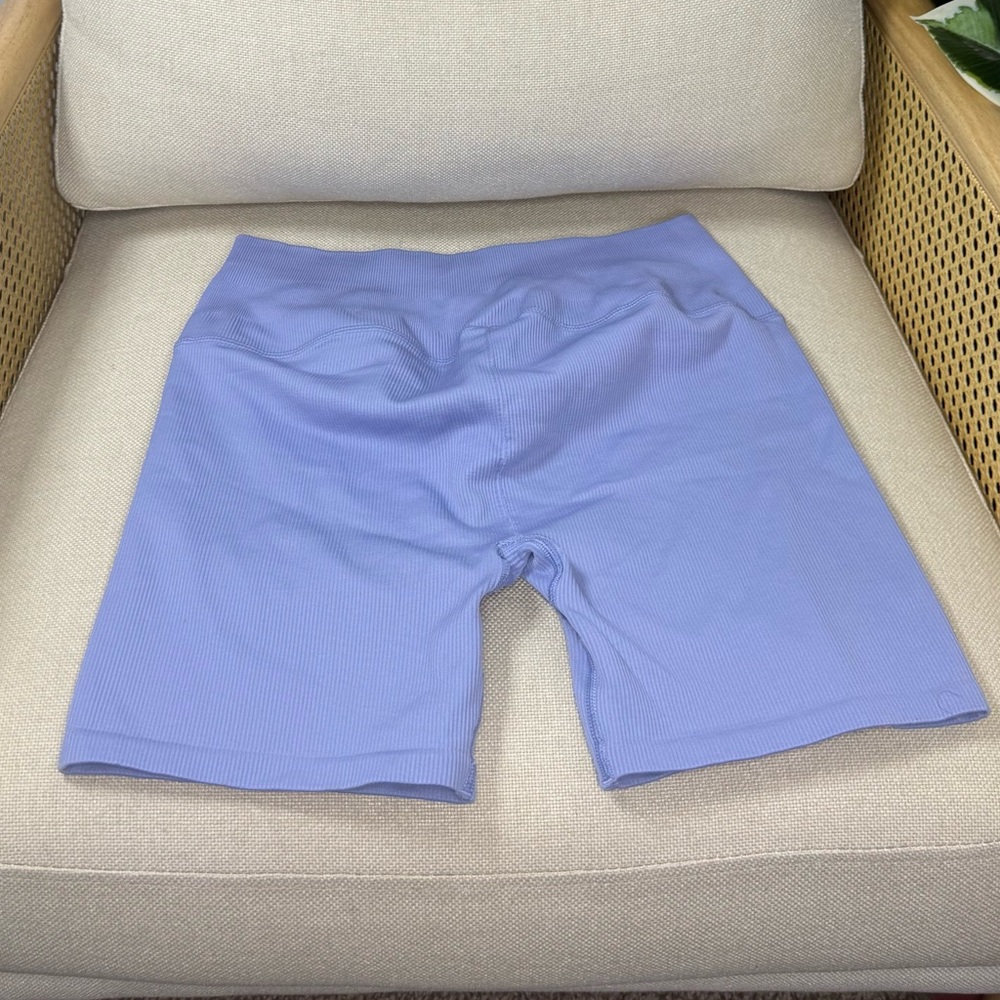 Alo Yoga Seamless Ribbed Favorite Short 6" Size medium - Picture 5 of 8